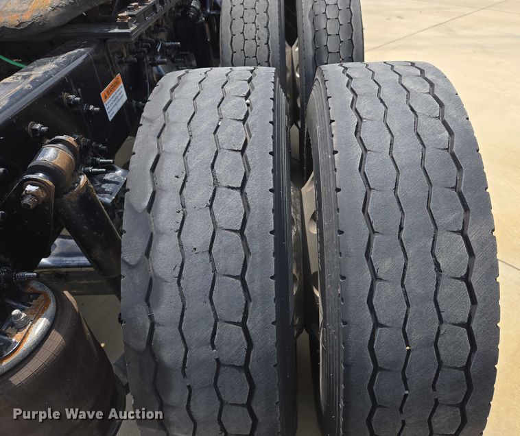 image for item DW7021 2019 Freightliner Cascadia semi truck