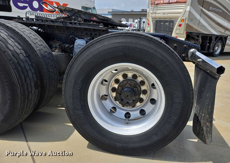 image for item DW7021 2019 Freightliner Cascadia semi truck