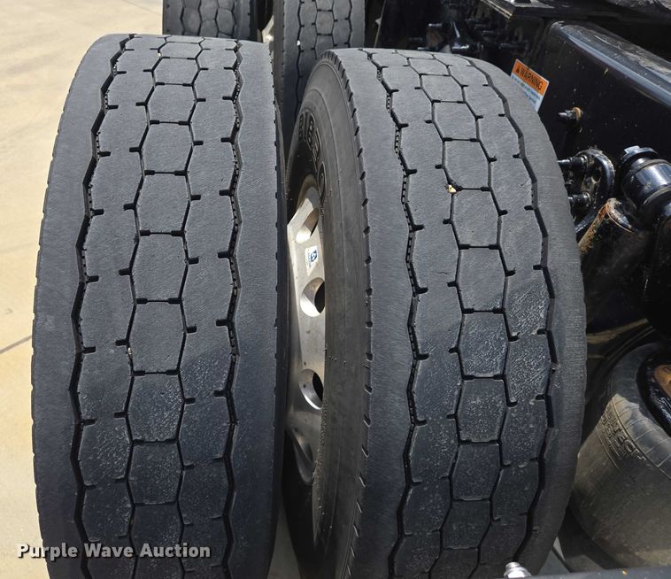 image for item DW7021 2019 Freightliner Cascadia semi truck