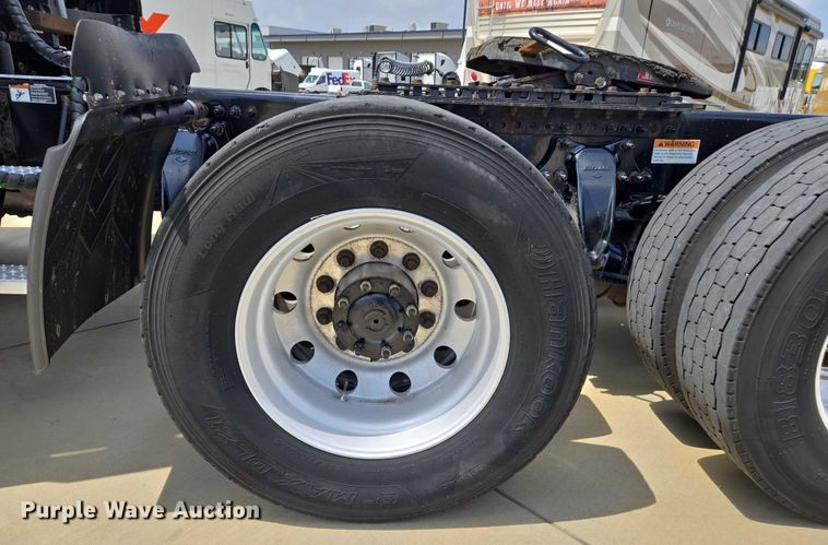 image for item DW7021 2019 Freightliner Cascadia semi truck