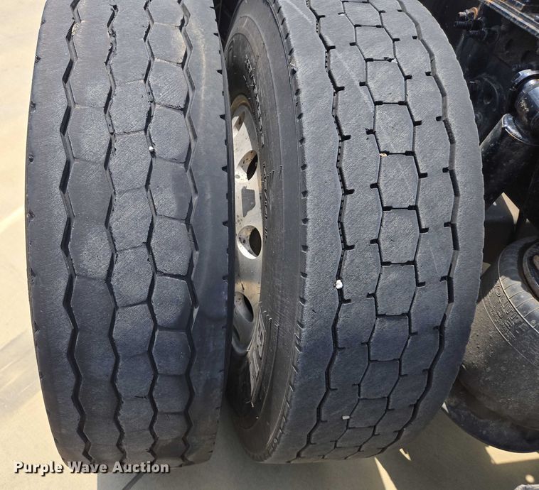 image for item DW7021 2019 Freightliner Cascadia semi truck