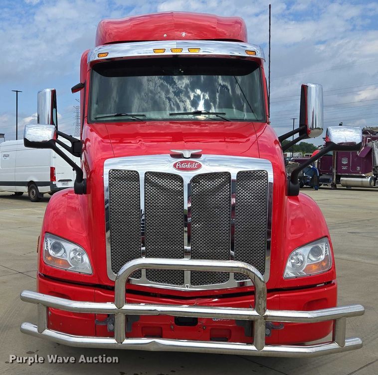 image for item DW7022 2020 Peterbilt 579 semi truck