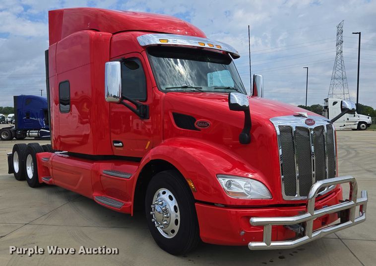 image for item DW7022 2020 Peterbilt 579 semi truck