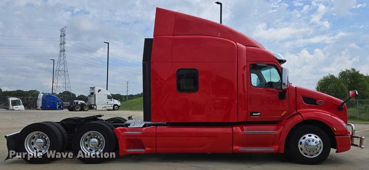 image for item DW7022 2020 Peterbilt 579 semi truck