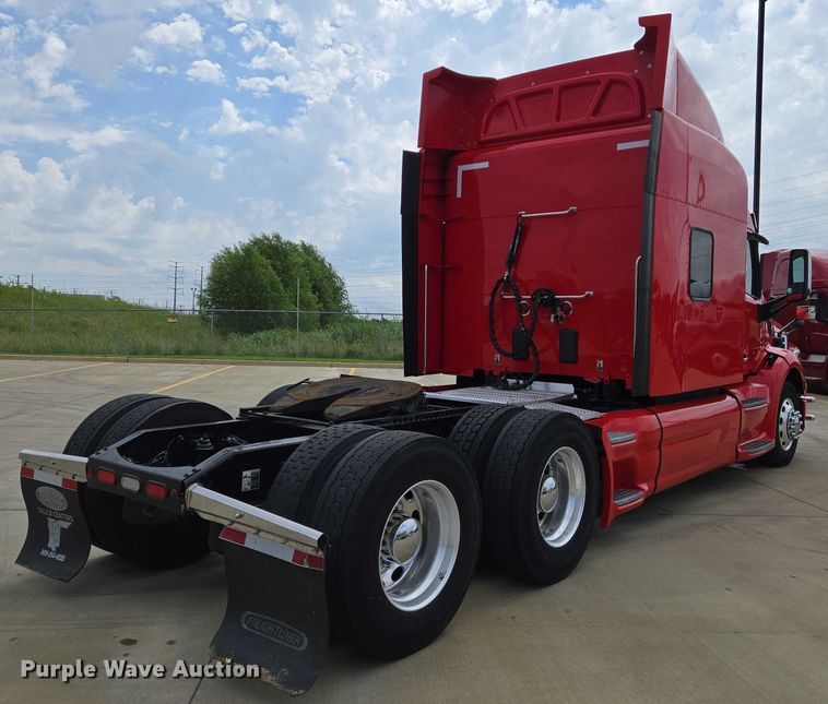 image for item DW7022 2020 Peterbilt 579 semi truck