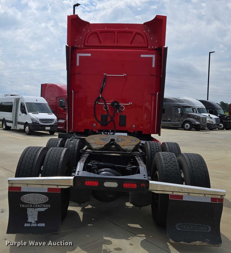 image for item DW7022 2020 Peterbilt 579 semi truck