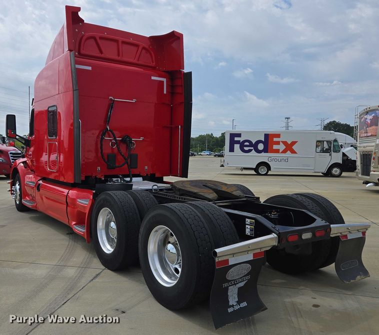 image for item DW7022 2020 Peterbilt 579 semi truck