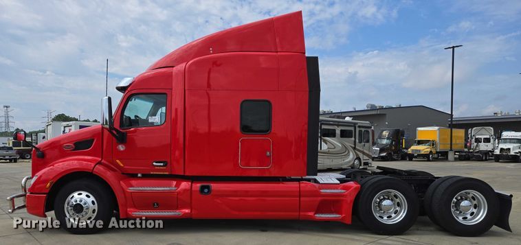 image for item DW7022 2020 Peterbilt 579 semi truck