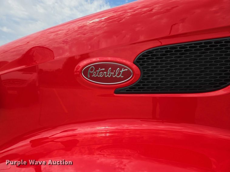 image for item DW7022 2020 Peterbilt 579 semi truck