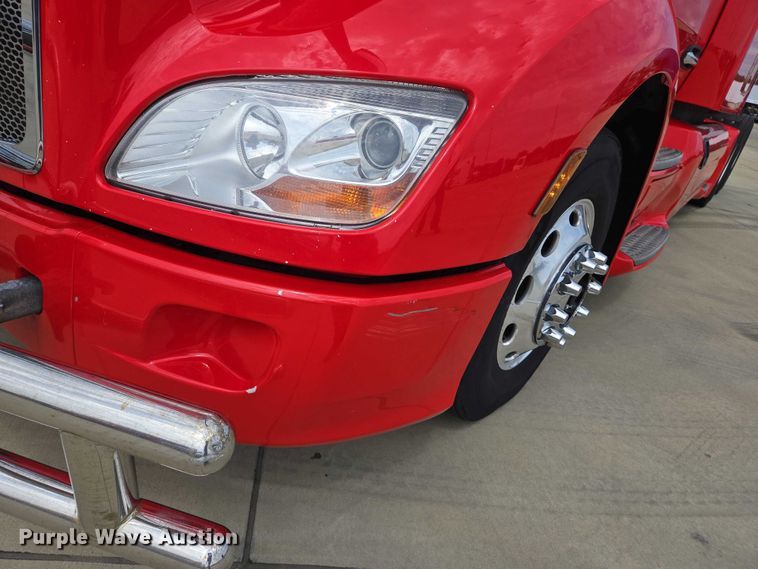 image for item DW7022 2020 Peterbilt 579 semi truck