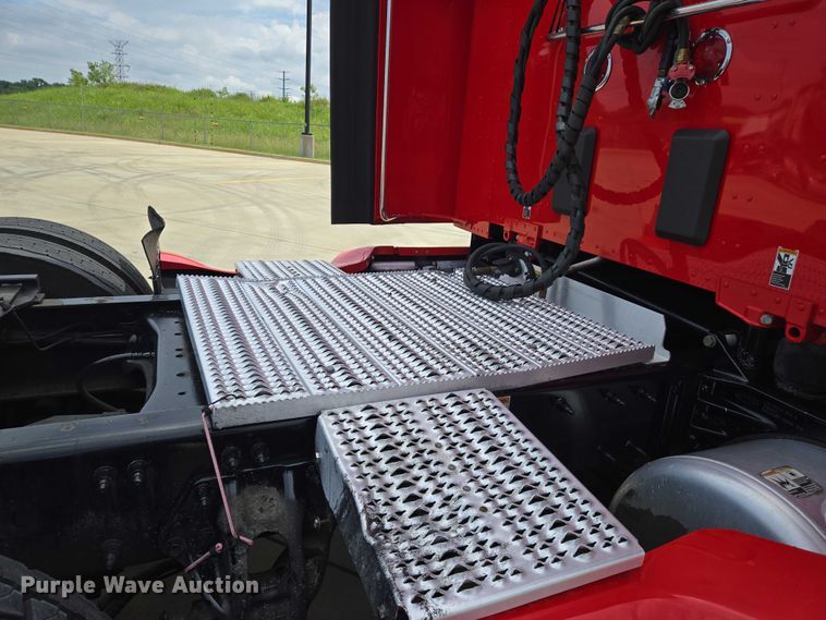 image for item DW7022 2020 Peterbilt 579 semi truck