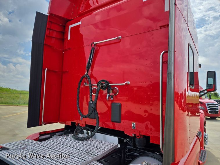 image for item DW7022 2020 Peterbilt 579 semi truck