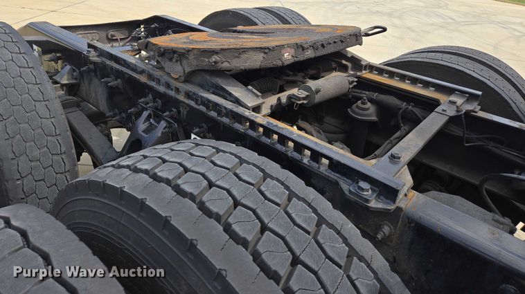 image for item DW7022 2020 Peterbilt 579 semi truck