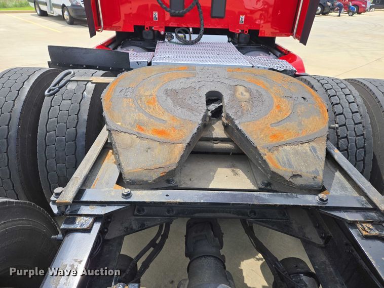 image for item DW7022 2020 Peterbilt 579 semi truck