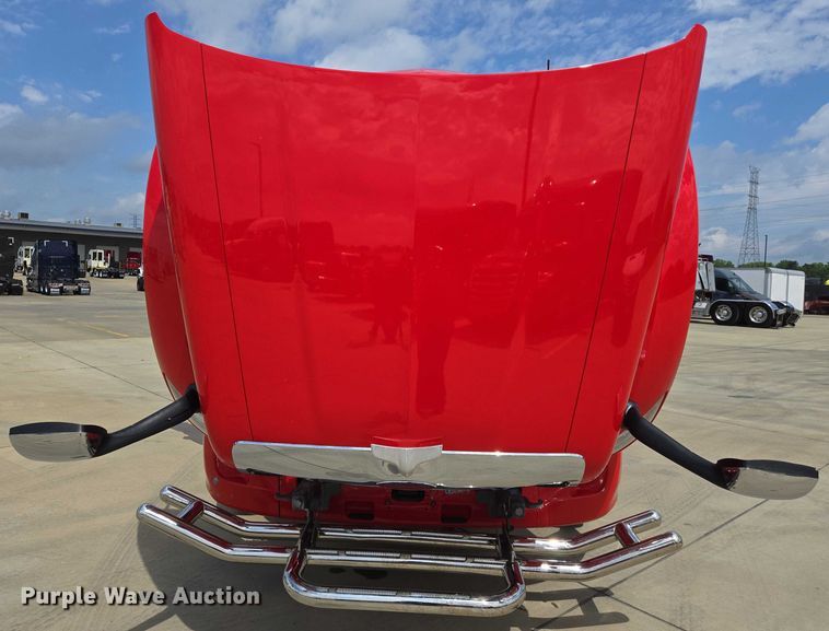 image for item DW7022 2020 Peterbilt 579 semi truck