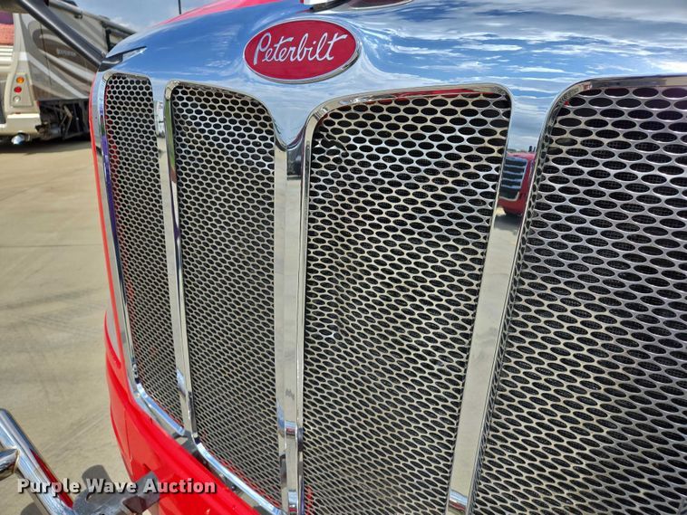 image for item DW7022 2020 Peterbilt 579 semi truck