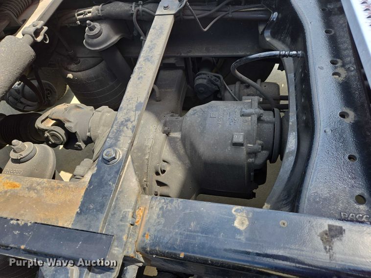 image for item DW7022 2020 Peterbilt 579 semi truck