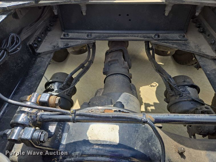 image for item DW7022 2020 Peterbilt 579 semi truck