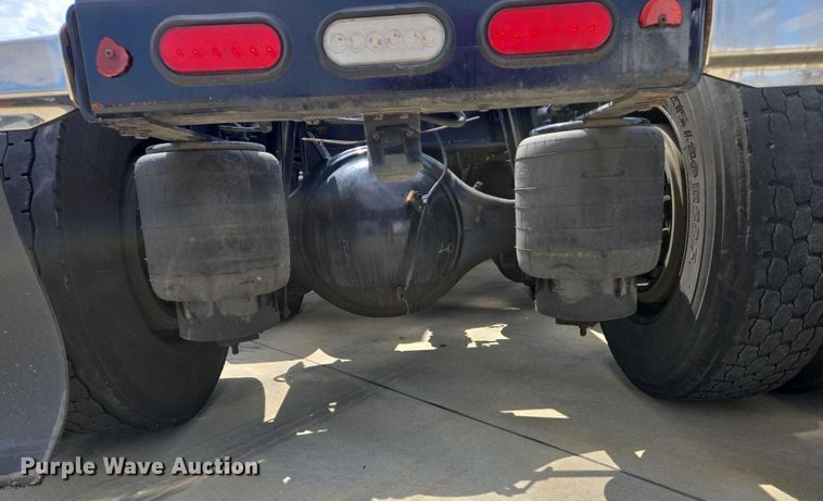 image for item DW7022 2020 Peterbilt 579 semi truck