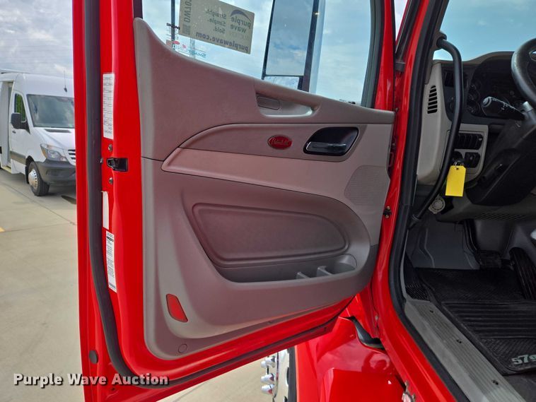 image for item DW7022 2020 Peterbilt 579 semi truck