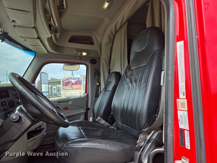 image for item DW7022 2020 Peterbilt 579 semi truck