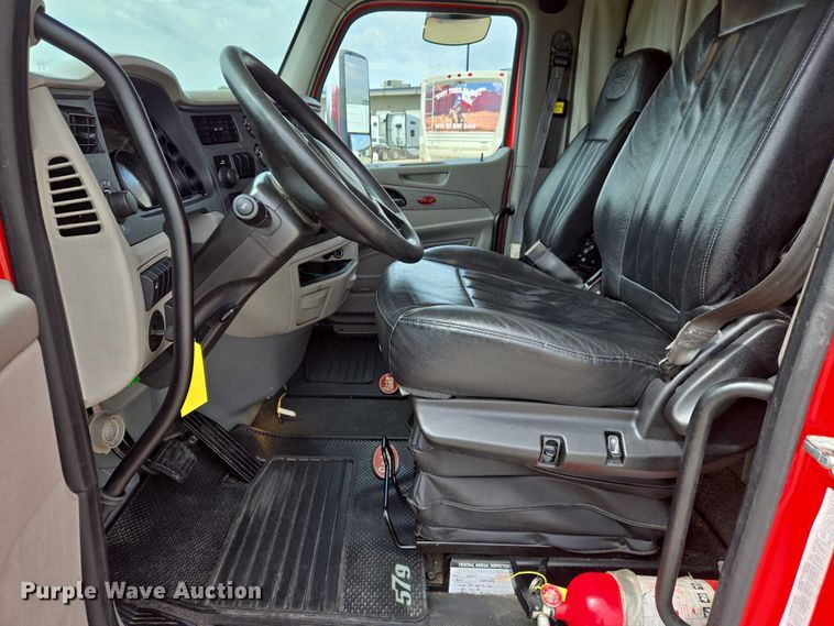 image for item DW7022 2020 Peterbilt 579 semi truck