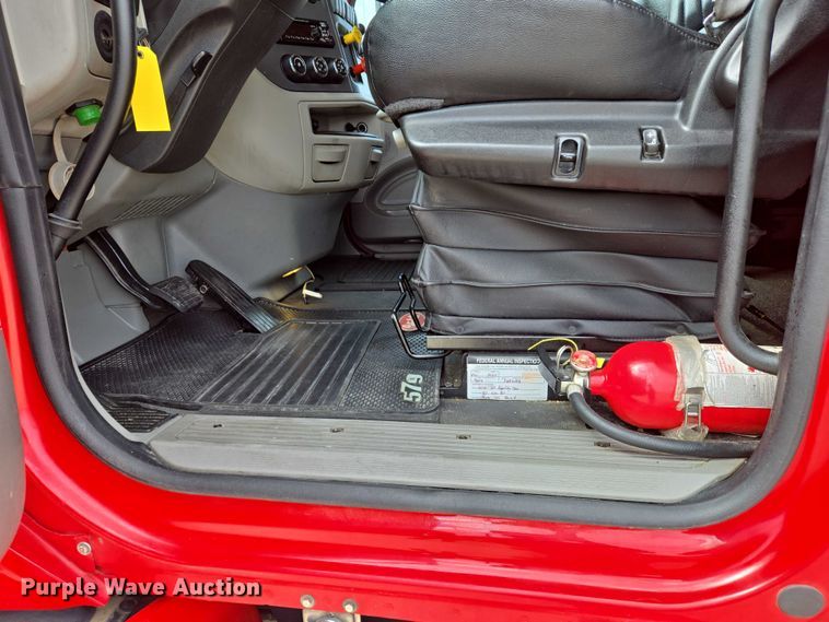 image for item DW7022 2020 Peterbilt 579 semi truck