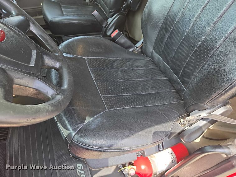 image for item DW7022 2020 Peterbilt 579 semi truck