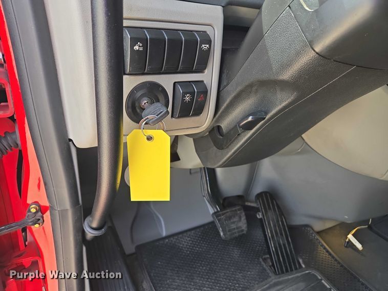 image for item DW7022 2020 Peterbilt 579 semi truck