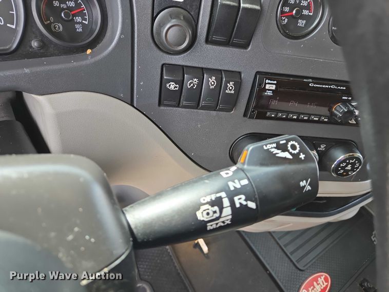 image for item DW7022 2020 Peterbilt 579 semi truck