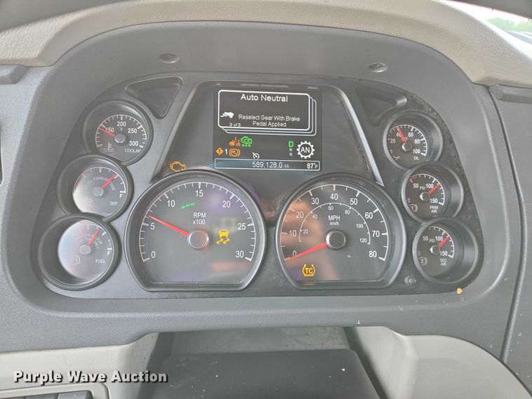 image for item DW7022 2020 Peterbilt 579 semi truck