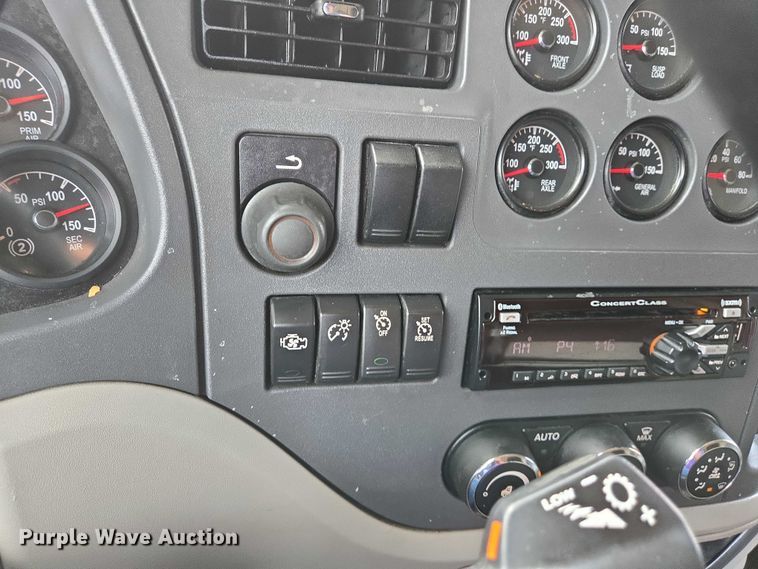 image for item DW7022 2020 Peterbilt 579 semi truck