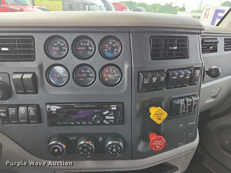 image for item DW7022 2020 Peterbilt 579 semi truck