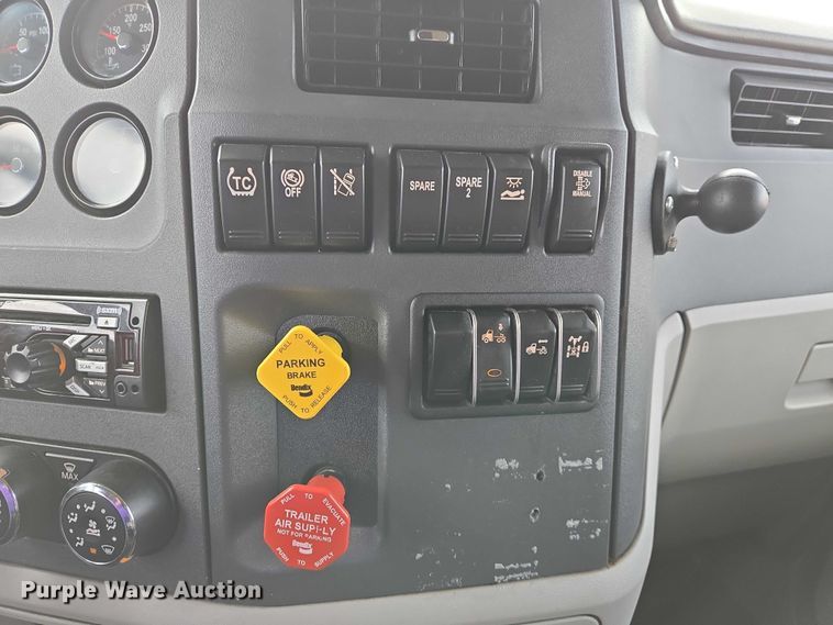 image for item DW7022 2020 Peterbilt 579 semi truck