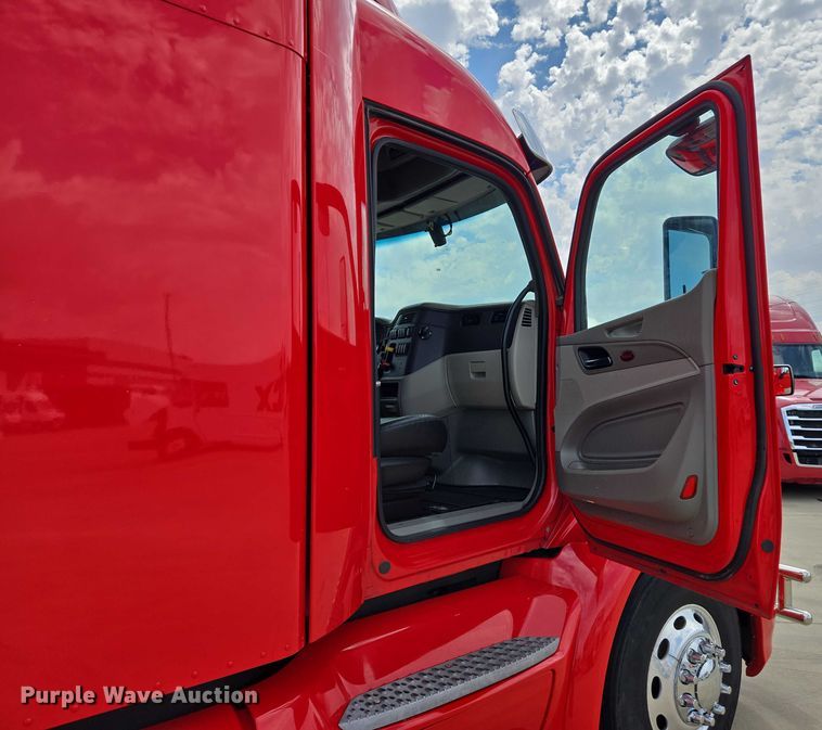 image for item DW7022 2020 Peterbilt 579 semi truck