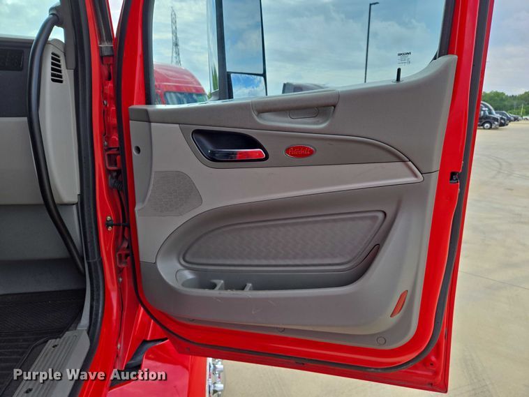 image for item DW7022 2020 Peterbilt 579 semi truck