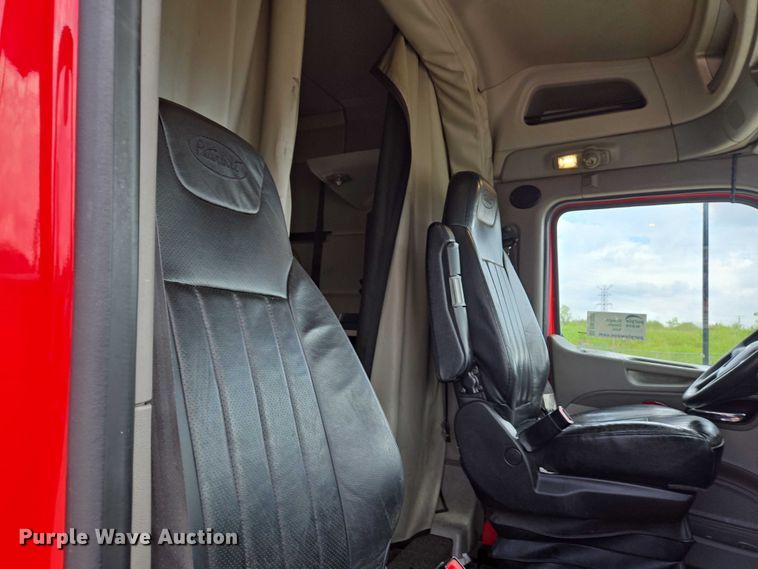 image for item DW7022 2020 Peterbilt 579 semi truck