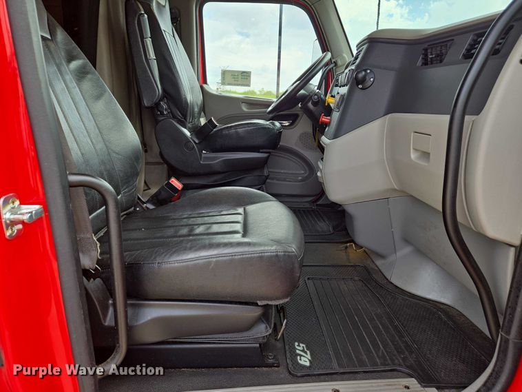 image for item DW7022 2020 Peterbilt 579 semi truck