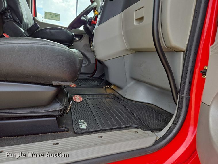 image for item DW7022 2020 Peterbilt 579 semi truck