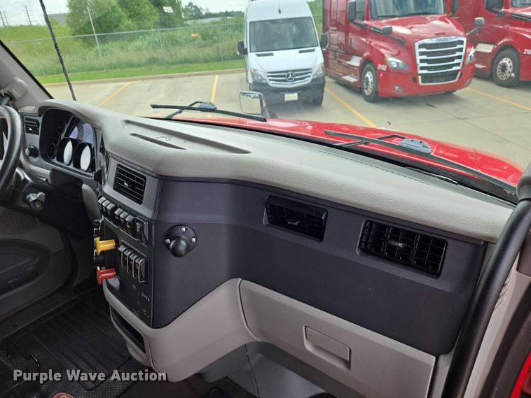 image for item DW7022 2020 Peterbilt 579 semi truck