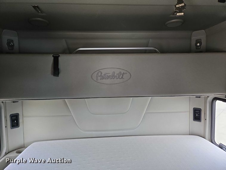 image for item DW7022 2020 Peterbilt 579 semi truck