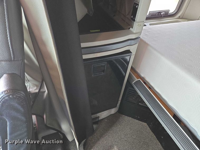 image for item DW7022 2020 Peterbilt 579 semi truck