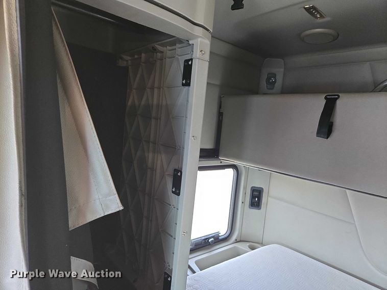 image for item DW7022 2020 Peterbilt 579 semi truck