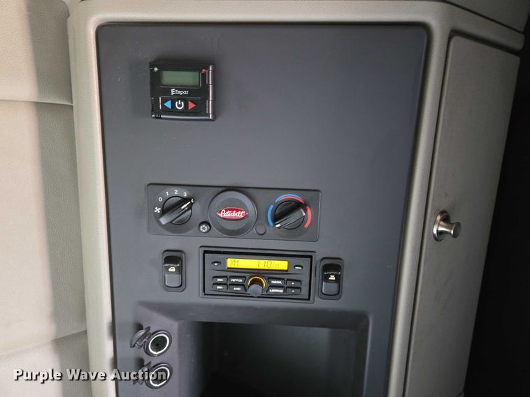 image for item DW7022 2020 Peterbilt 579 semi truck