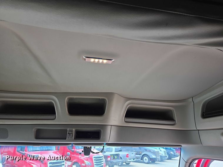 image for item DW7022 2020 Peterbilt 579 semi truck