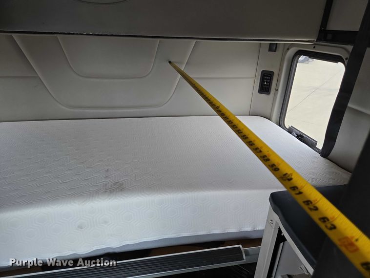 image for item DW7022 2020 Peterbilt 579 semi truck