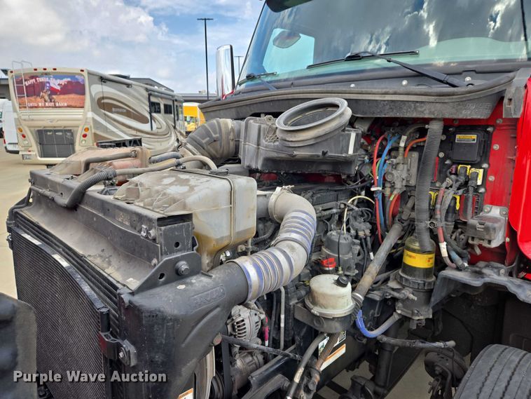 image for item DW7022 2020 Peterbilt 579 semi truck