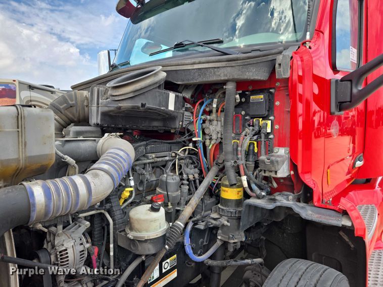 image for item DW7022 2020 Peterbilt 579 semi truck