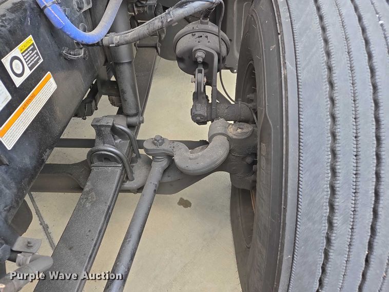 image for item DW7022 2020 Peterbilt 579 semi truck