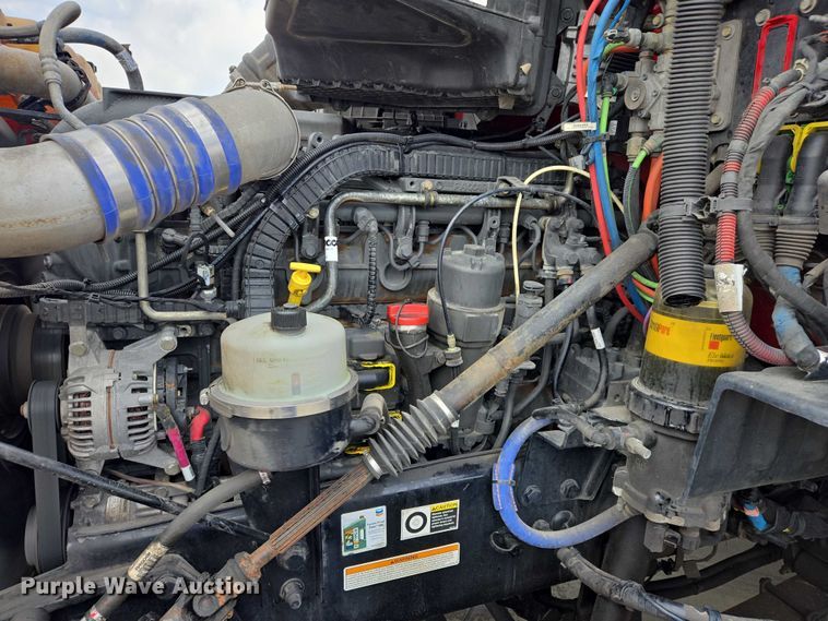 image for item DW7022 2020 Peterbilt 579 semi truck